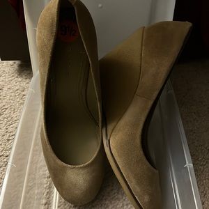 Wedge about 3 1/2 inches high, tan with rounded toes